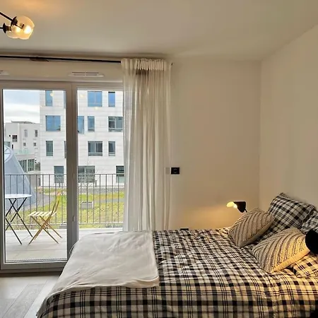 Apartment First Modern Studio/ Balcony/ Free Car Park/ 2p