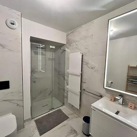 Апартаменты First Modern Studio/ Balcony/ Free Car Park/ 2p