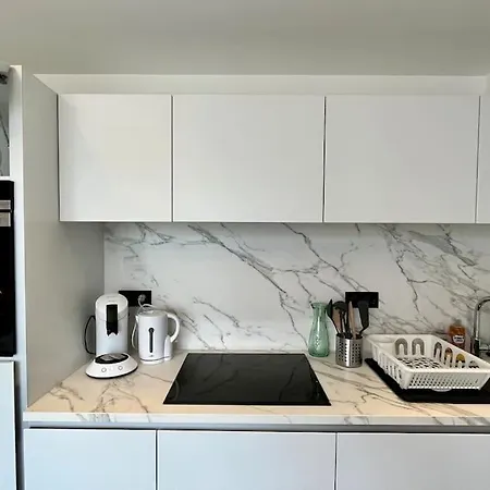 First Modern Studio/ Balcony/ Free Car Park/ 2p * 메스