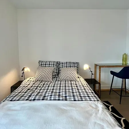 First Modern Studio/ Balcony/ Free Car Park/ 2p