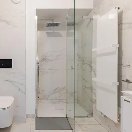 First Modern Studio/ Balcony/ Free Car Park/ 2p Apartment