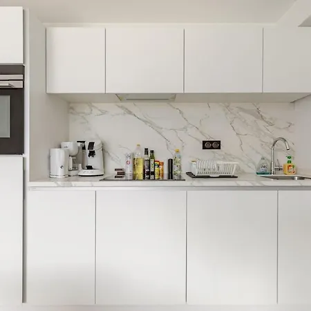 First Modern Studio/ Balcony/ Free Car Park/ 2p 아파트 *