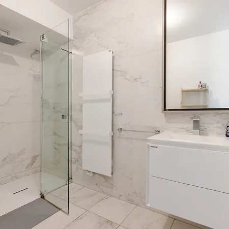 First Modern Studio/ Balcony/ Free Car Park/ 2p 아파트 메스