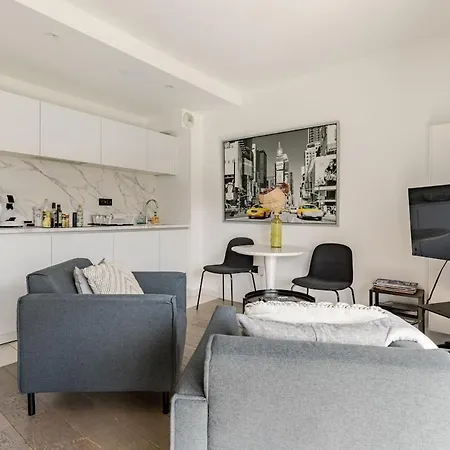 First Modern Studio/ Balcony/ Free Car Park/ 2p 아파트 *