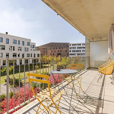 First Modern Studio/ Balcony/ Free Car Park/ 2p Apartment *