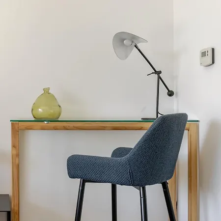 First Modern Studio/ Balcony/ Free Car Park/ 2p 아파트