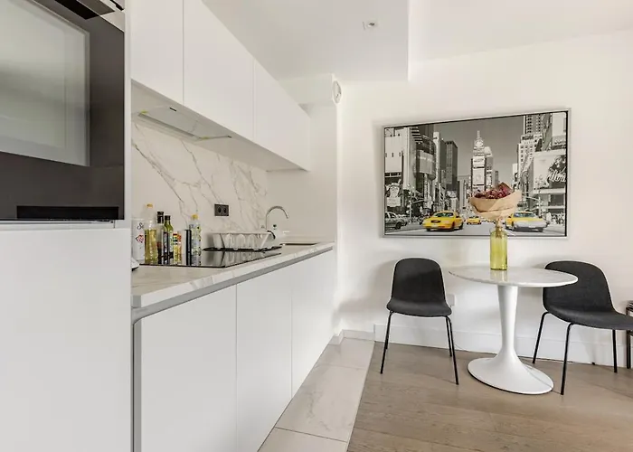 Apartment First Modern Studio/ Balcony/ Free Car Park/ 2p *