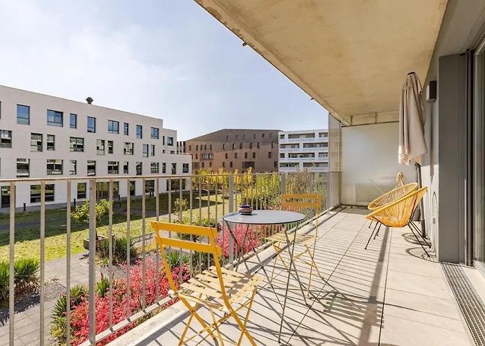 First Modern Studio/ Balcony/ Free Car Park/ 2p Apartment *