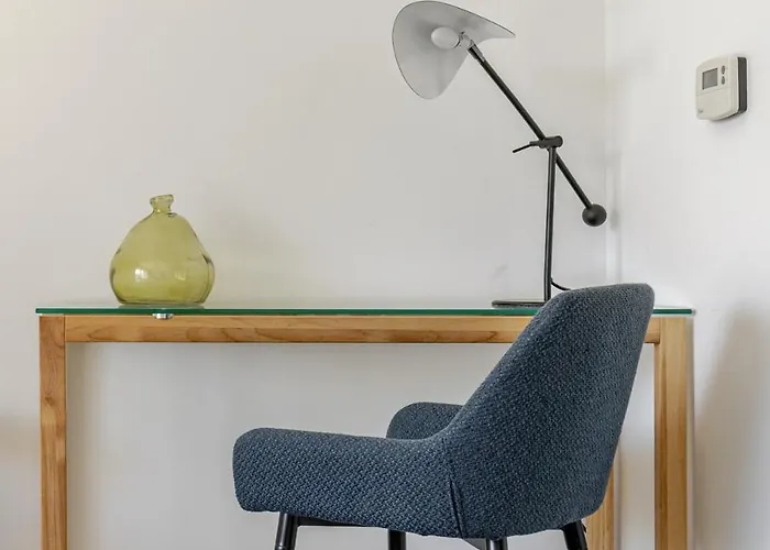 First Modern Studio/ Balcony/ Free Car Park/ 2p Apartment